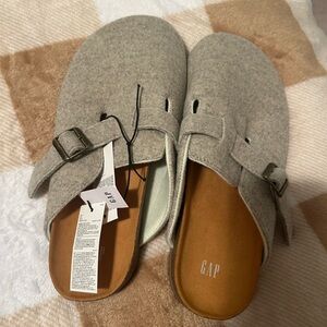 GAP NWT Women's Gray Felt clogs with Buckle Size 7